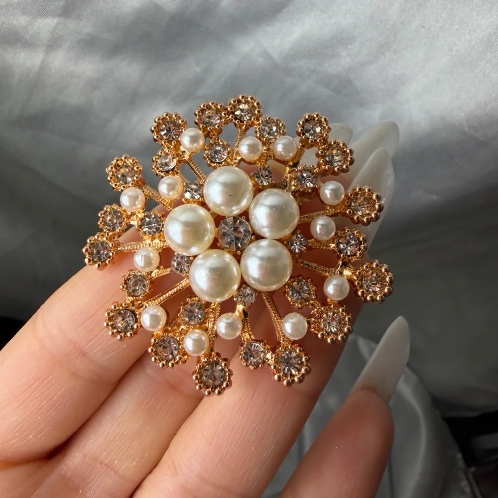 Pearl Crystal Flower Brooch Gold Tone Vintage Style